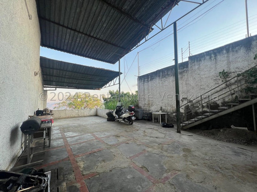 Urb. La Unión, Municipio El Hatillo !! Excelente Galpón De 538 M2, 6 Mts. De Altura Con Entrada Para Camiones 750, 3 Oficinas Y Otro Galpón Mas Pequeño Al Lado, Gran Terraza Descubierta Y Depósitos.