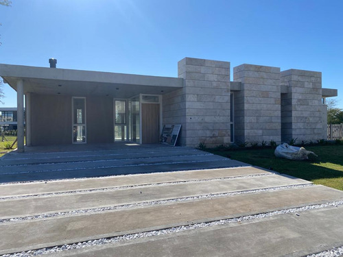 Venta De Casa  4 Ambientes, A Estrenar, Con Cochera Y Parrilla En  Greenville.