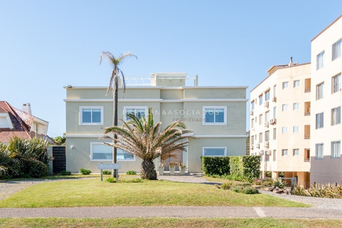 Casa De Cuatro Dormitorios En Venta Frente Al Mar- Ref: 2717