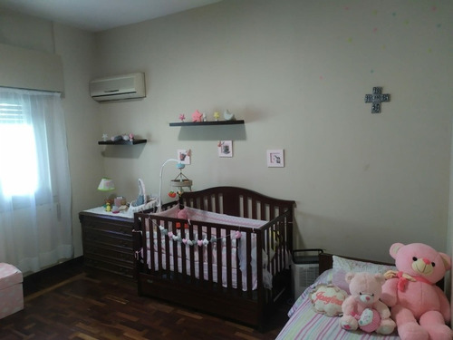 Casa De 3 Dormitorios Y 2 Baños, Con Estufa A Leña