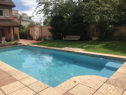 Hermosa Casa De Época En Un Entorno Increíble Y Único, Ubicada Sobre Un Exclusivo Cul De Sac