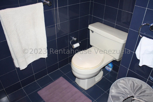 La Florida !! Hermoso Apartamento, Muy Bien Conservado, 251 M2, 4 Hab., 6 Baños, 4 Pe Y 2 Maleteros. Edf. Con 3 Apartamentos (1 Por Piso), Sin Problemas De Agua, Planta Eléctrica, Parque Y Más.