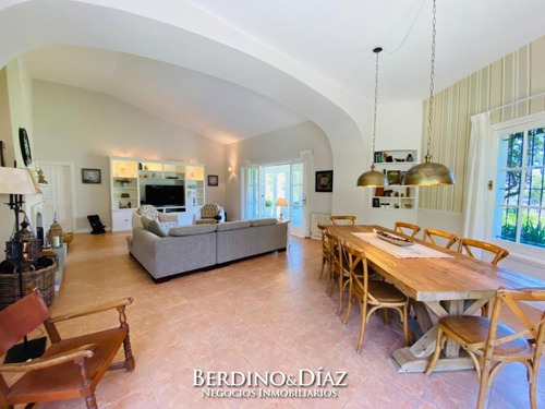 Herrmosa Residencia En Playa Mansa- Ref: 793