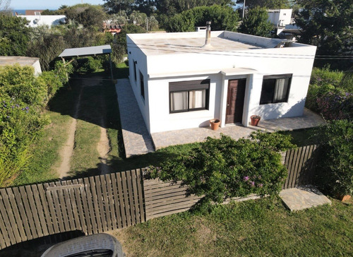 Imagen 1 de 13 de Casa De Dos Dormitorios, Para Cuatro Personas A Cuatro Cuadras De La Playa, Costa Azul, La Paloma, Rocha.