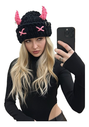 Gorro De Lana Tejido A Mano Con Cuernos De Diablillo