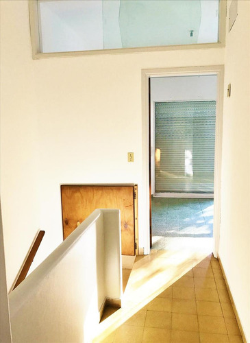 Apartamento En Venta De 2 Amplios Dormitorios Y Patio En Avenida Céntrica De Colonia