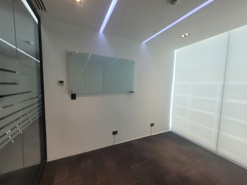 Conjunto De Modernas Oficinas Amobladas
