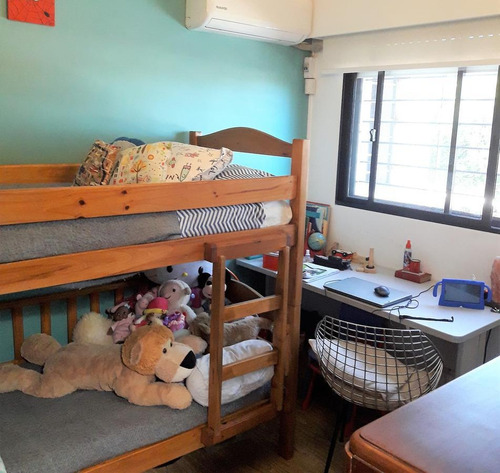 Casa En Buceo, Muy Buen Estado, 2 Dormitorios, 2 Baños, Cochera Y Parrillero