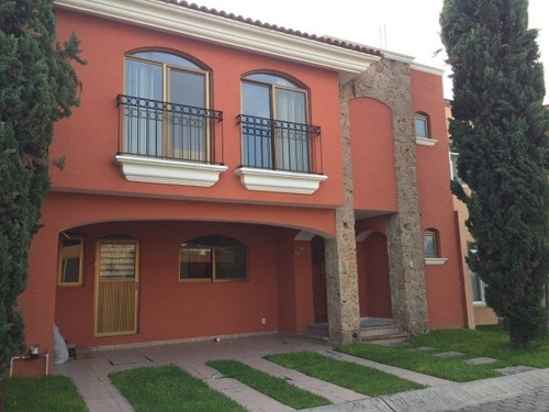 Casa En Venta Con Cuarto Servicio En Virreyes Zapopan En Avenida Naciones Unidas