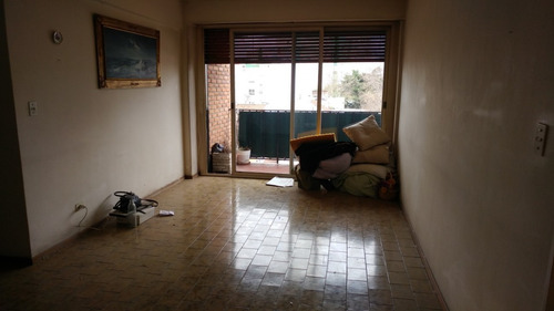 Imagen 4 de 12 de Departamento De 3 Amb Al Frente Con Balcón Y Cochera Cubierta. Excelente Ubicación.