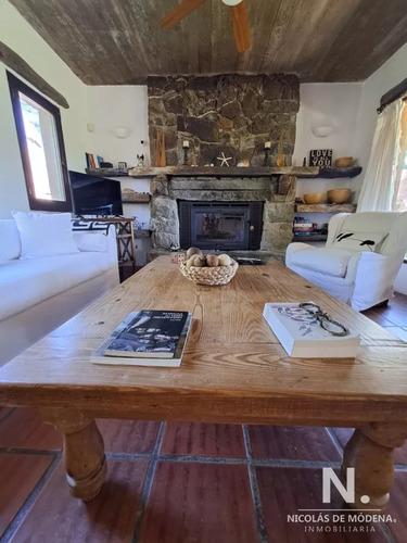 Casa A La Venta De 3 Dormitorios En Punta Del Este Con Un Magnífico Terreno De 1400 Mts2