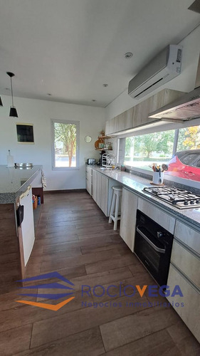Casa En Venta Y/o Alquiler En La Primavera,