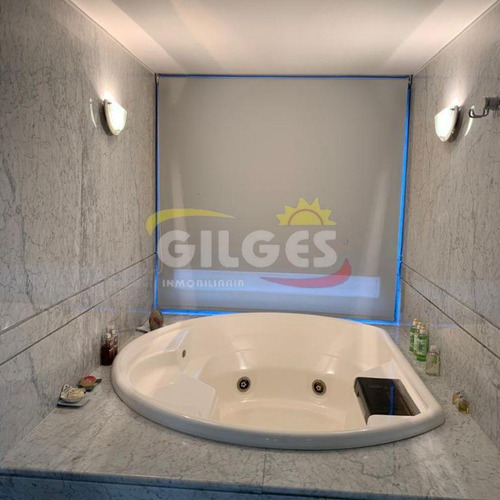 Venta De Casa 10 Amb. En Olivos De Categoría Con Pileta
