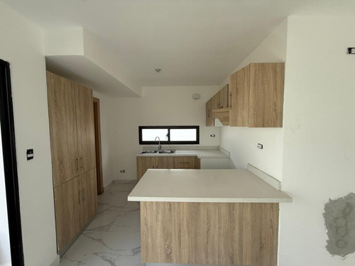 Casa En Alquiler En Boulevard Turístico Bávaro, Punta Cana, 205m2, 2 Hab. 2 Parqueos, Excelente Zona, Tranquila, Seguridad, Todas Las Comodidades, Un Paraíso Para Vivir.