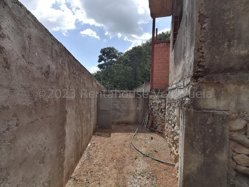 Terreno Exclusivo Ubicado En Zona Privada De La Urbanización Palmarito 24-12537 Ec