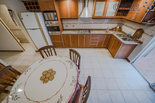 Duplex De 4 Ambientes Quincho, Jardin Y Cochera Para 2 Autos