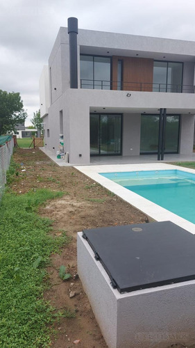 Casa En Venta En El Barrio Araucarias - Puertos / Escobar