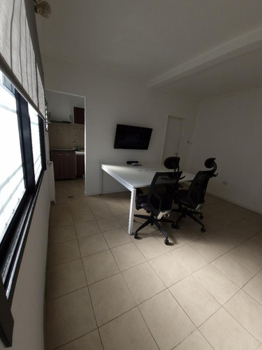Casa En Venta - 2 Dormitorios 1 Baño - Cochera - 99mts2 - Adrogué