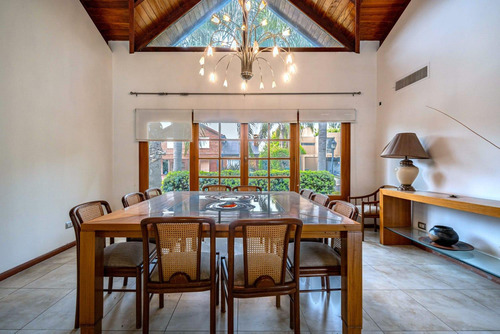 Venta/permuta Casa De 4 Dormitorios Con Amenities. San Marino, Funes Hills.