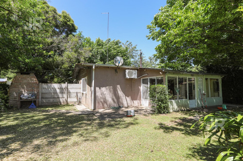 Predio De 13.000 Metros Cuadrados En Venta Con Renta En Villa Elisa, La Plata.