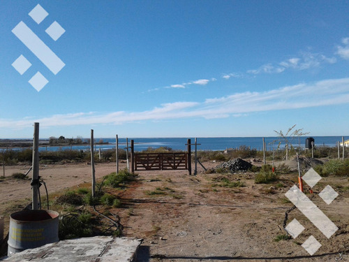 Venta De Terreno Con Mejoras En Mari Menuco!