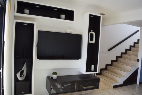Alquilo Casa En Condominio Vila De La Colina, En Excelente Estado De Conservación Con Patio Amplio Y Hermosa Terraza