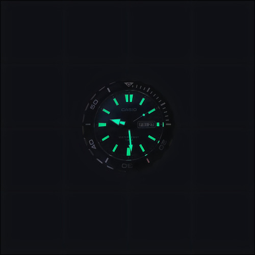 Reloj Casio Standard MTD-125D-3Avdf para hombre, correa plateada, bisel verde, fondo verde
