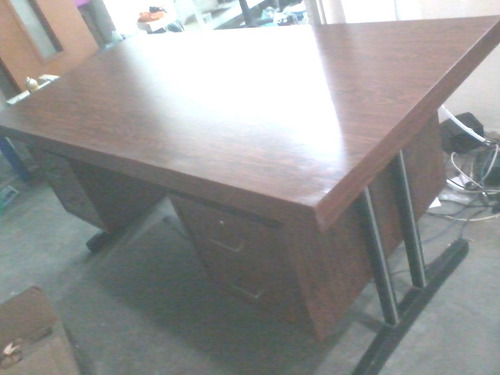 Imagen 1 de 6 de Escritorio Ejecutivo Con 4 Gavetas Y Patas De Madera
