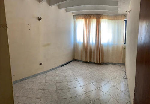 Imagen 3 de 19 de Apartamento En Venta De Oportunidad Juan Griego Edificio La Galera
