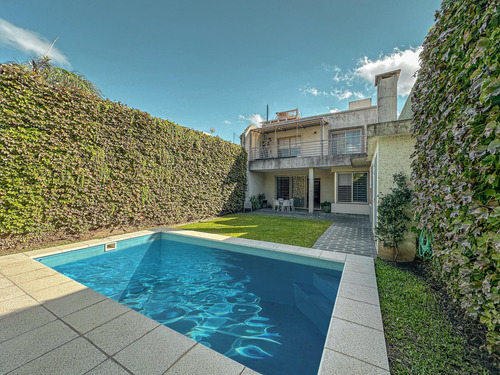 Casa De 3 Dormitorios Con 2 Cocheras, Jardín Y Pileta En Refinería