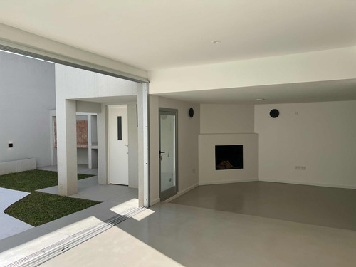 Casa De Estilo Francés, A Metros De La Av. Libertador, Remodelada A Nueva Con Un Concepto Moderno.