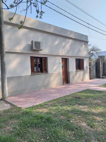 Casa Con Amplio Terreno En Barrio 9 De Julio