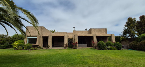 Casa Sólida Con Amplio Jardín En Las Brisas De Santo Domingo