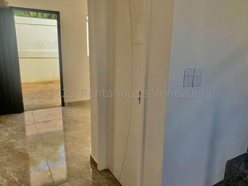 Imagen 10 de 11 de En Venta Hermoso Townhouse Ubicado En La Puerta Maraven