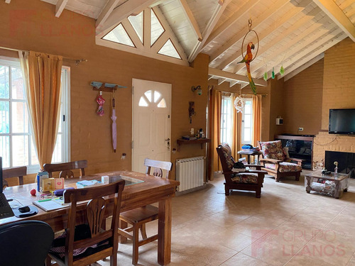 Venta De Casa De 5 Ambientes En Barrio Sarmiento, Luján, Con Garaje Y Pileta.