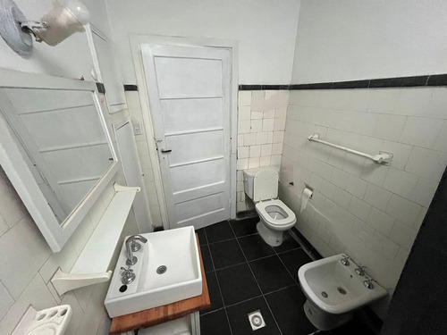 Casa En Venta - 2 Dormitorios 1 Baño - Cocheras - 300mts2 - La Plata