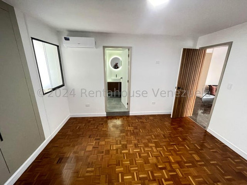 Jip 25-3629. Renta House Vende Hermoso 136 Mts2, Con Acabados De Primera Totalmente Remodelado. Urb Los Palos Grandes, Caracas
