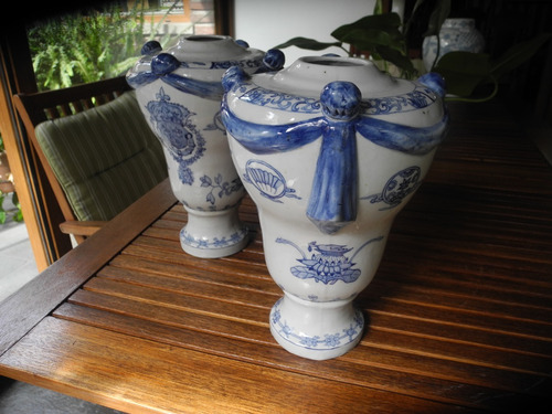Par De Potiche De Porcelana Antiguos Con Relieves Y Dibujos