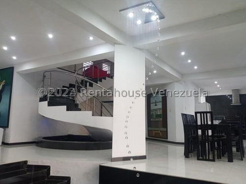Hermosa Casa Con Estilo Moderno, De Dos Niveles, Cuenta Con Hall De Entrada, Sala De Estar, Tres Dormitorios Con Baños Y Vestier , Una Habitación Solo Con Baños, Un Medio Baños, Family Room