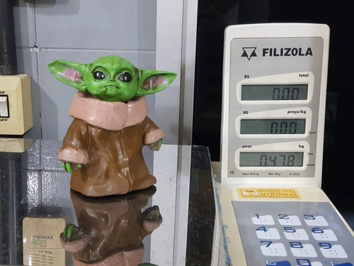 Imagem 4 de 4 de Miniatura Colecionável Baby Yoda Em Resina 12cm
