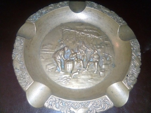 Cenicero Antiguo De Bronce En Relieve En Perfecto Estado