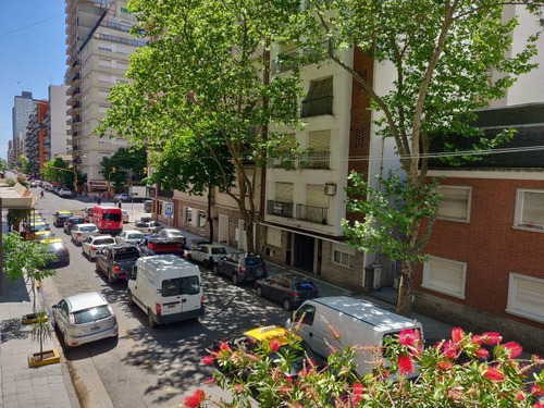 Imagen 2 de 15 de Amplio Dos Ambientes Al Frente - Dependencia Y Cochera
