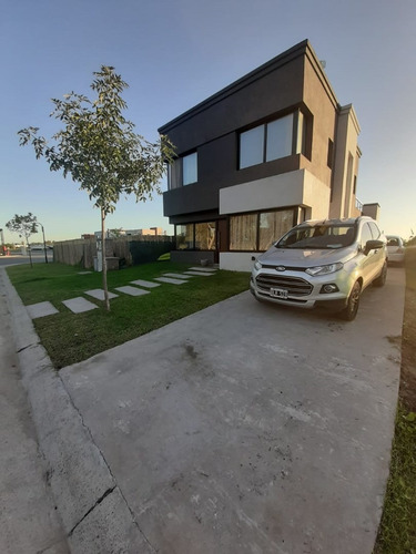 Imagen 2 de 25 de Casa En Venta En Vila Marina, 3 Dormitorios, 2 Plantas Y Piscina! Vista Al Rio!