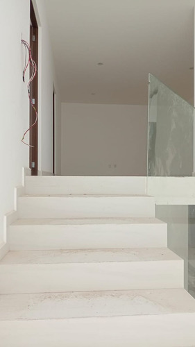 Preciosa Residencia En Misión San Jerónimo, 5 Habitaciones, Sótano, 6.5 Baños..