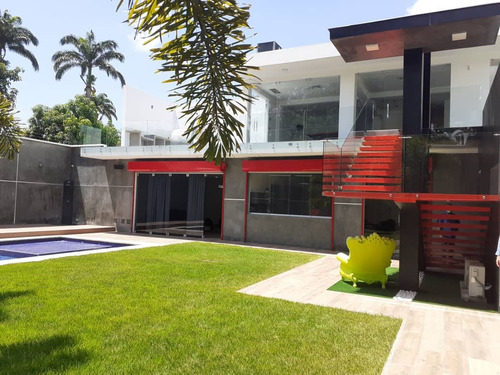  Casa En Venta En Urb. Guaparo C-4797 E. C