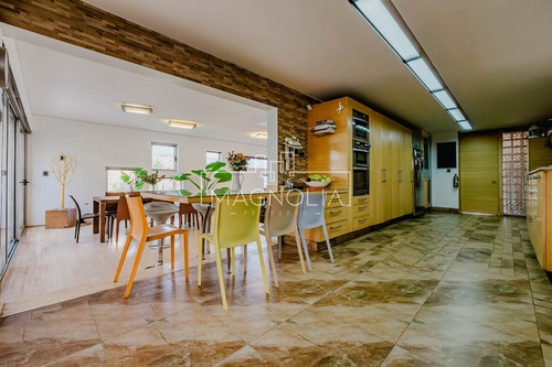 Casa En Venta De 5 Dorm. En Sector La Reserva Chicureo