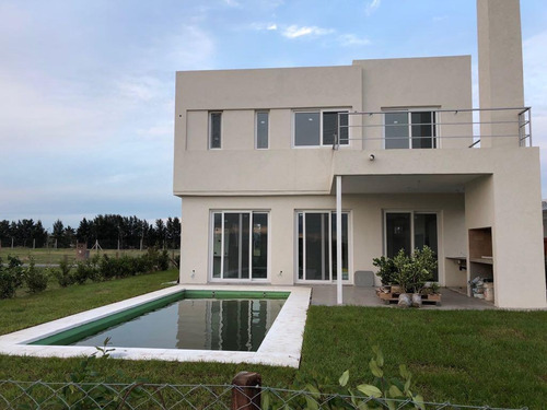 Impecable Casa En Barrio Los Castaños