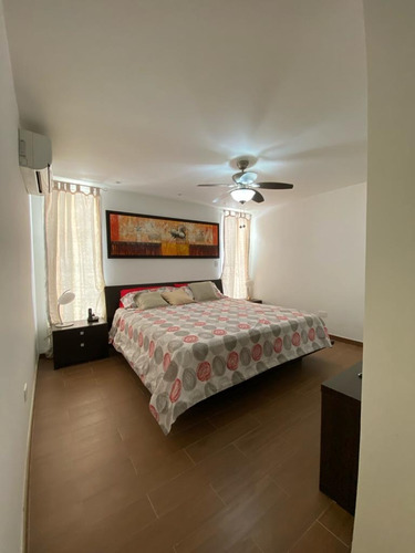 Venta Hermosa Casa Remodelada Con Piscina En Calle Cerrada Con Vigilacia Privada. Cuenta Con El Servicio De Agua Permanente.