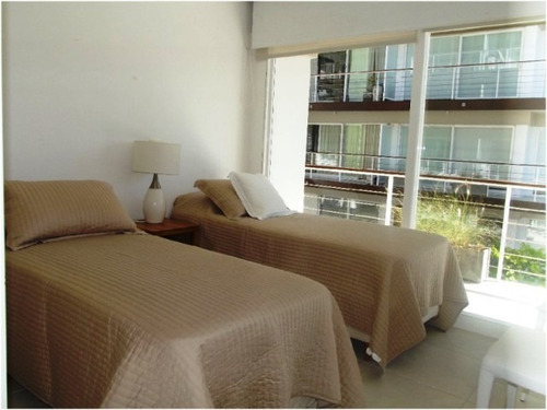 Apartamento En Venta De 3 Dormitorios En Peninsula