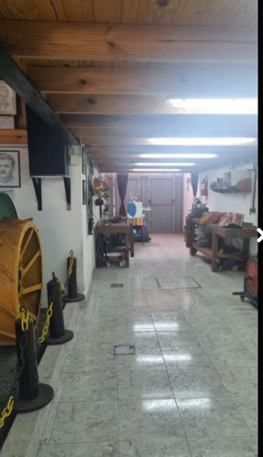 Amplio Salon Con Parque + 2 Monoambientes